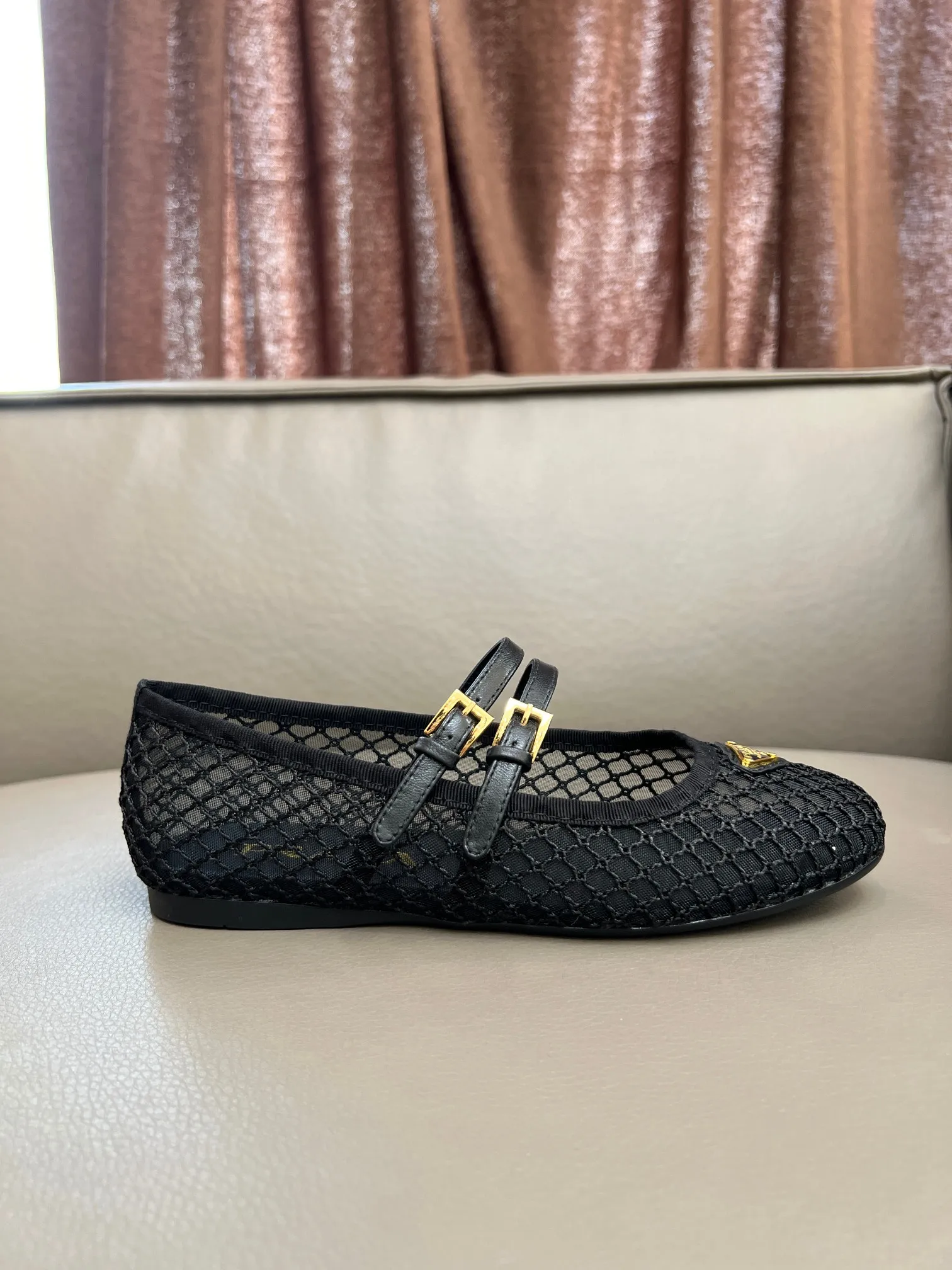 👟👟Ex-factory price 520👟👟 PRADA💝💝25ss💯💯💯New British style dancing shoes Small leather loafers - retro fashion classic items New products created at the first major show of Paris Fashion Week Inspirations are cleverly combined by the D chief designer on the perfect shoe shape. Matched with brand buckles, it is more fashionable. Upper: imported rhombus lining: cowhide lining sole: original [Fireworks][Fireworks] 1:1 molded foam sole Size: 35-41 yards